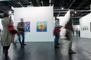 COLOGNE, GERMANY - 27 EYLÜL 2015: Köln 'deki Çağdaş Sanat Sergisi' nde Uzun Maruziyet nedeniyle İnsanları Taşımak.