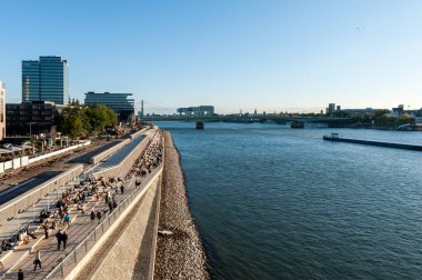 Günbatımı Işıklı Köln Şehri. Arka plandaki Rhein Nehri. Almanya
