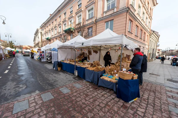 VILNIUS, LITHUANIA - 4 Mart 2017: Vilnius Kaziukas Pazarı. Litvanya 'nın en ünlü sokak pazarlarından biri..