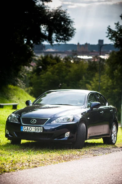 Vilnius Lithuanien Juli 2012 Lyxbil Lexus Grönt Gräs Och Park — Stockfoto