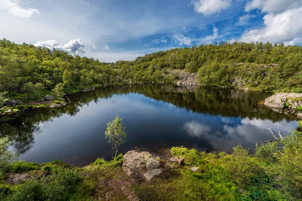 Paisaje Noruega Montaña Cielo Azul Reflexión Sobre Lago Las Montañas — Foto de Stock