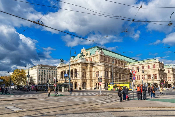 Vienna Ausztria Október 2016 Bécsi Állami Operaház Tömegközlekedési Vonalak Felett — Stock Fotó