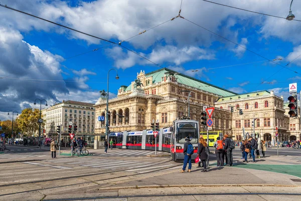 Vienna Österrike Oktober 2016 Statsoperan Och Allmänna Kommunikationer Wien Människor — Stockfoto