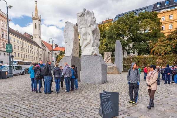 VIENNA, AUSTRIA - Ekim 05, 2016: Albertina ve Anıt Savaş ve Faşizme Karşı