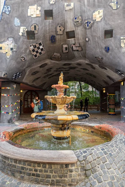 stock image VIENNA, AUSTRIA - OCTOBER 09, 2016: Hundertwasserhaus. This expressionist landmark of Vienna is located in the Landstrase district. Fountain