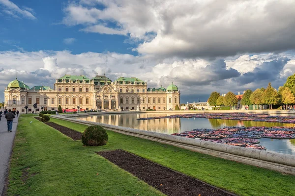 ウィーン オーストリア 2016年10月9日 ベルヴェデーレ宮殿と噴水のある庭園 ウィーン オーストリアの観光オブジェクト — ストック写真