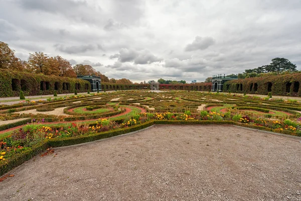 ウィーン オーストリア 2016年10月8日 ウィーンのシェーンブルン宮殿と庭園には公園と花の装飾が施されています ウィーン オーストリアの観光オブジェクト — ストック写真