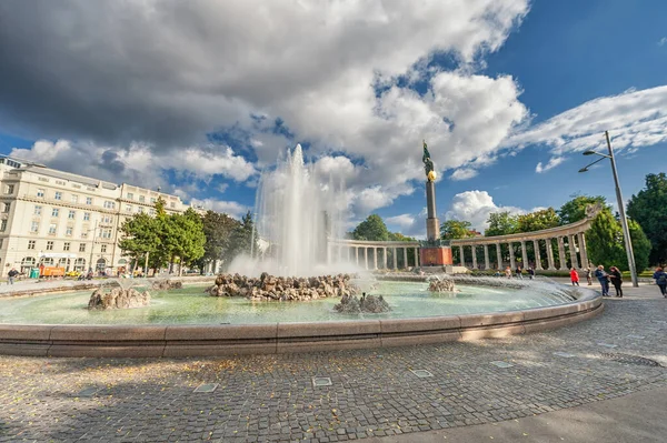 Vienna Ausztria 2016 Október Szovjet Háborús Emlékmű Bécsben Ausztriában Szökőkút — Stock Fotó