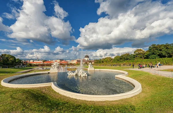 Vienna, AUSTRIA - 09 Ekim 2016: Belvedere Palace and Garden with Fountain. Avusturya, Viyana 'da Gezici Nesne