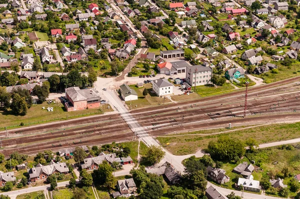Radviliskis Cityscape リトアニアのSiauliai地区 フォアグラウンドに鉄道 — ストック写真
