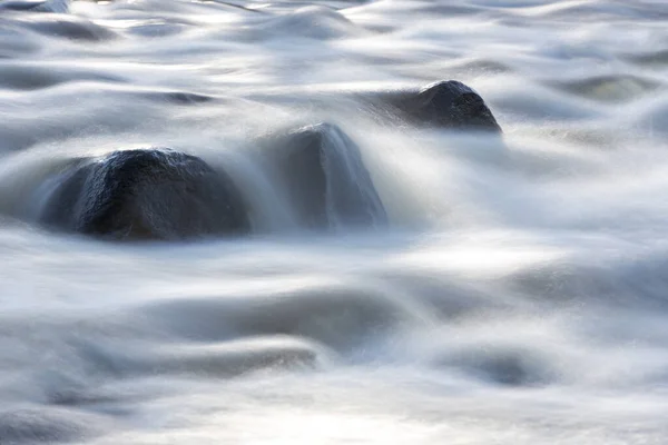 Fluindo Água Borrada Rio Por Causa Longa Exposição Contexto Pedras — Fotografia de Stock