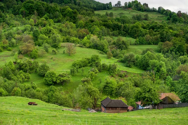 Φύση Τοπίου Στη Ρουμανία Βουνά Και Συννεφιασμένος Ουρανός Μοναχικό Σπίτι — Φωτογραφία Αρχείου