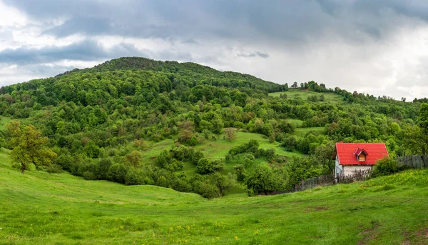 Tájtermészet Romániában Hegyek Felhős Égbolt Magányos Ház Vörös Háztetővel — Stock Fotó
