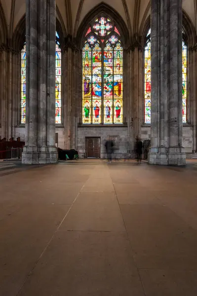 科隆大教堂的内部和玻璃窗 因长期接触而使发白的人移动 — 图库照片