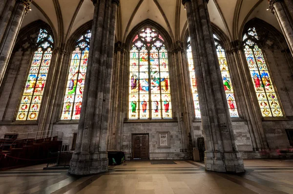 ケルン大聖堂内部とステンドグラスの窓 ドイツ — ストック写真