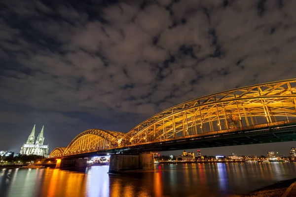 Éjszakai Kölni Városkép Kölni Katedrálissal Hohenzollern Híddal Németországba Hosszú Expozíció — Stock Fotó
