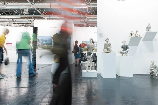 ケルン ドイツ 2015年9月27日 ケルンでの現代美術展の長い露出のために人々を動かす — ストック写真