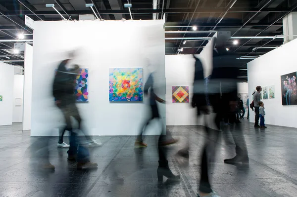 ケルン ドイツ 2015年9月27日 ケルンでの現代美術展の長い露出のために人々を動かす — ストック写真
