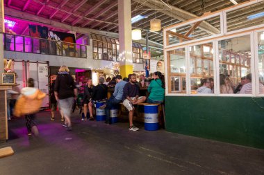 COPENHAGEN, DENMARK - 20 AĞUSTOS 2017: Kopenhag Caddesi Gıda Pazarı Papiroen. Yemek yiyen insanlar