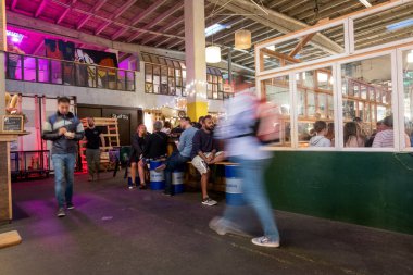 COPENHAGEN, DENMARK - 20 AĞUSTOS 2017: Kopenhag Caddesi Gıda Pazarı Papiroen. Uzun Maruz Kalmaktan Bulanık İnsanlar