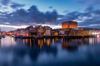 COPENHAGEN, DENMARK - 20 AĞUSTOS 2017: Danimarka Kraliyet Tiyatrosu ile Kopenhag Nyhavn Alanı. Geç Akşam Işığı.