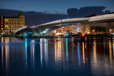 COPENHAGEN, DENMARK - 20 AĞUSTOS 2017: Kopenhag Nyhavn Alanı ve Arkaplanda Mimarlık. Inderhavnsbroen Köprüsü