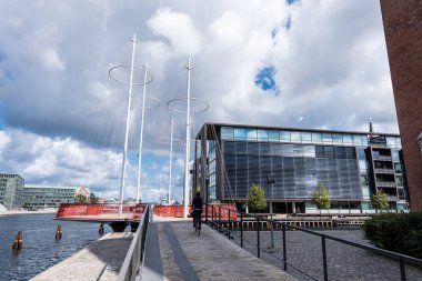 COPENHAGEN, DENMARK - 21 AĞUSTOS 2017 Kopenhag Mimarisi. Şehir manzarası. Cirkelbroen Köprüsü Hıristiyanlar için Kanal
