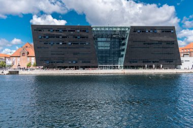 COPENHAGEN, DENMARK - 21 AĞUSTOS 2017 Kopenhag Mimarisi. Şehir manzarası. Kara Elmas Kraliyet Kütüphanesi.