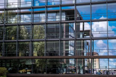 COPENHAGEN, DENMARK - 21 AĞUSTOS 2017 Kopenhag Mimarisi. Ofis Ofisi Cam Yansıması.