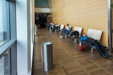 COPENHAGEN, DENMARK - 24 AĞUSTOS 2017 Kopenhag Uluslararası Havaalanı Kastrup. İnsanlar Bankta Uyuyor.