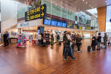 COPENHAGEN, DENMARK - 24 AĞUSTOS 2017 Kopenhag Uluslararası Havaalanı Kastrup. Ayrılış Alanındaki İnsanlar