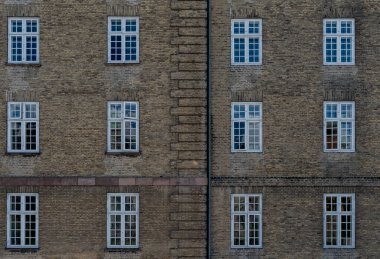 Tahta Pencereli Eski Bina