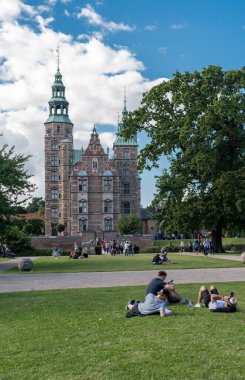COPENHAGEN, DENMARK 22 AĞUSTOS 2017 Kopenhag Eski Kasabası. Rosenbog Kalesi Bahçesi