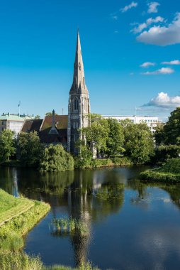 Kopenhag, Danimarka 'daki St. Alban Kilisesi. Geleneksel İngiliz Kilisesi 1887 'de bir kule ve vitray pencerelerle kutsanmıştır..