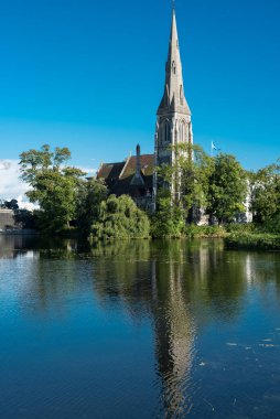 Kopenhag, Danimarka 'daki St. Alban Kilisesi. Geleneksel İngiliz Kilisesi 1887 'de bir kule ve vitray pencerelerle kutsanmıştır..