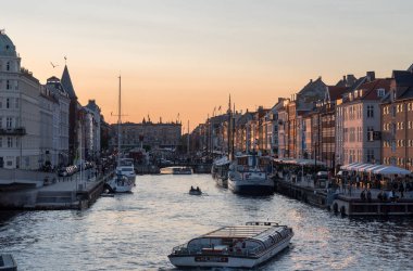 COPENHAGEN, DENMARK - 22 AĞUSTOS 2017: Kopenhag En Popüler Görüş Yeri Nyhavn. Gün batımı ışığı