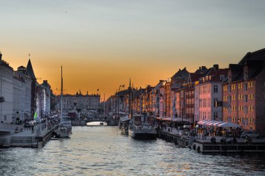 COPENHAGEN, DENMARK - 22 AĞUSTOS 2017: Kopenhag En Popüler Görüş Yeri Nyhavn. Gün batımı ışığı