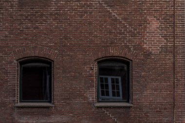 tuğla duvar ve pencere
