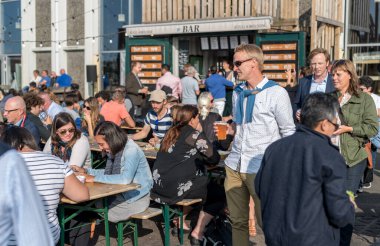 COPENHAGEN, DENMARK - 23 Ağustos 2017: Halkla Kopenhag Sokak Gıda Papiroen Bölgesi