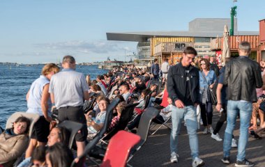 COPENHAGEN, DENMARK - 23 Ağustos 2017: Halkla Kopenhag Sokak Gıda Papiroen Bölgesi
