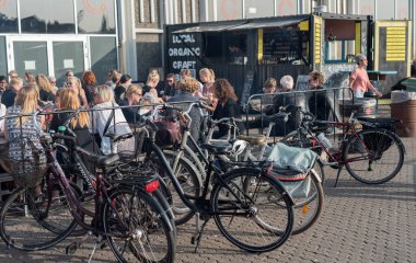 COPENHAGEN, DENMARK - 23 Ağustos 2017: Halkla Kopenhag Sokak Gıda Papiroen Bölgesi