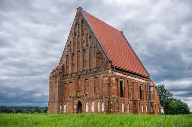 Kaunas Bölgesi, Litvanya 'daki eski Kırmızı Tuğla Kilisesi. Zapyskis
