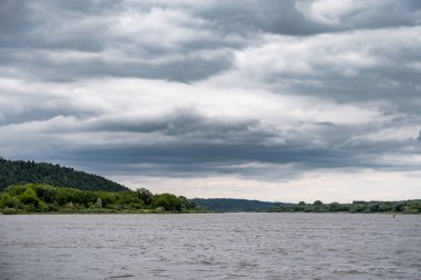 Litvanya 'daki Nemunas Nehri. Kaunas 'a yakın. Bulutlu Gökyüzü.