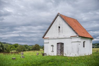 Litvanya 'daki eski kilise, Kaunas Bölgesi Zapyskis. Etrafındaki mezarlıkta..