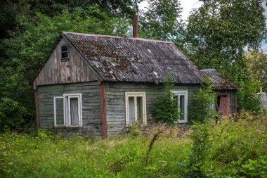 ZAPYSKIS, LITHUANIA - 13 AĞUSTOS 2017: Kaunas Bölgesi, Litvanya. Eski Ahşap Ev