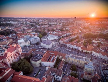 Vilnius Eski Kasaba ve Belediye Binası 'nda Sunset Light Arka planda. Litvanya.
