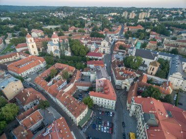 Arka planda Günbatımı Işığı olan Vilnius Eski Kasabası. Litvanya.