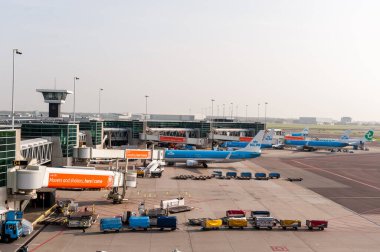 AMSTERDAM, NETHERLAND - 18 Ekim 2017: Uluslararası Amsterdam Havalimanı Schiphol, arka planda uçaklar. Güverte konumu.