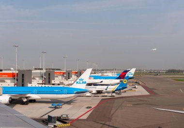 AMSTERDAM, NETHERLAND - 18 Ekim 2017: Uluslararası Amsterdam Havalimanı Schiphol, arka planda uçaklar. Güverte konumu.