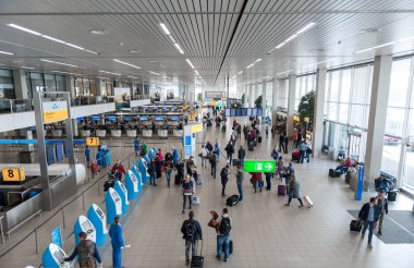 AMSTERDAM, NETHERLAND - 18 Ekim 2017: Uluslararası Amsterdam Havalimanı Schiphol İçişleri Yolcularıyla. Bölgede KLM kontrolü. Ayrılış.